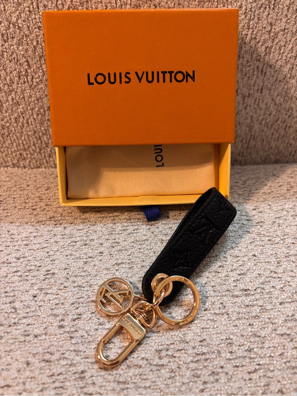 *Fashion* Black and Gold Keychain Strap